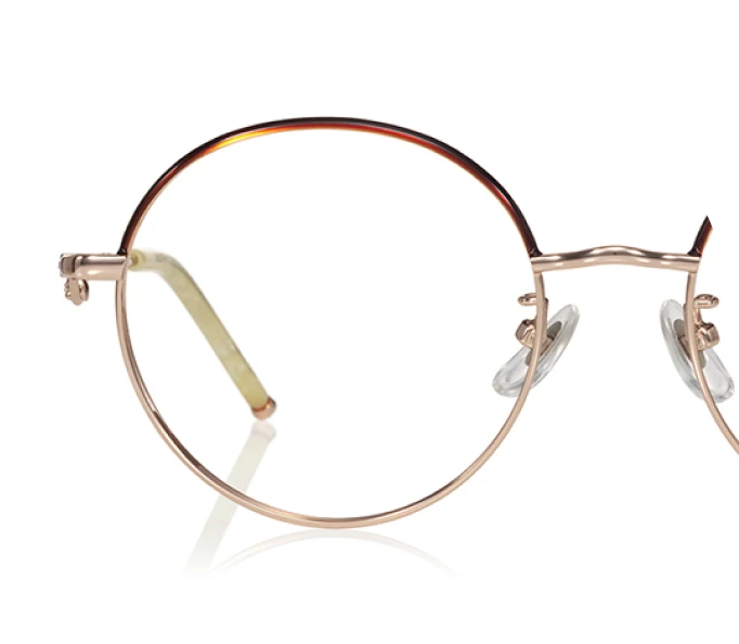 Glossy finish that looks like it has been drizzled in caramel sauce