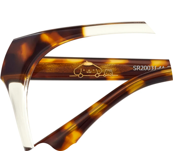 Pompompurin and Muffin peeking out from inside the temples