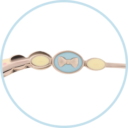 Metal temples resemble shepherd’s crook, with bow-shaped motifs on both sides